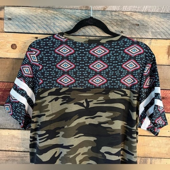 Sunshine & Rodeos Camo And Aztec Print Top Size Large - Picture 7 of 11